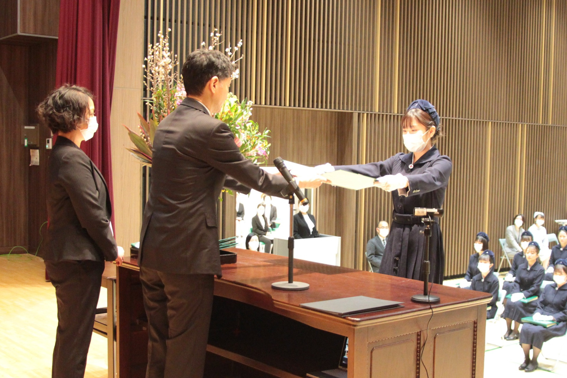 石橋学校長より卒業証書を受け取る卒業生